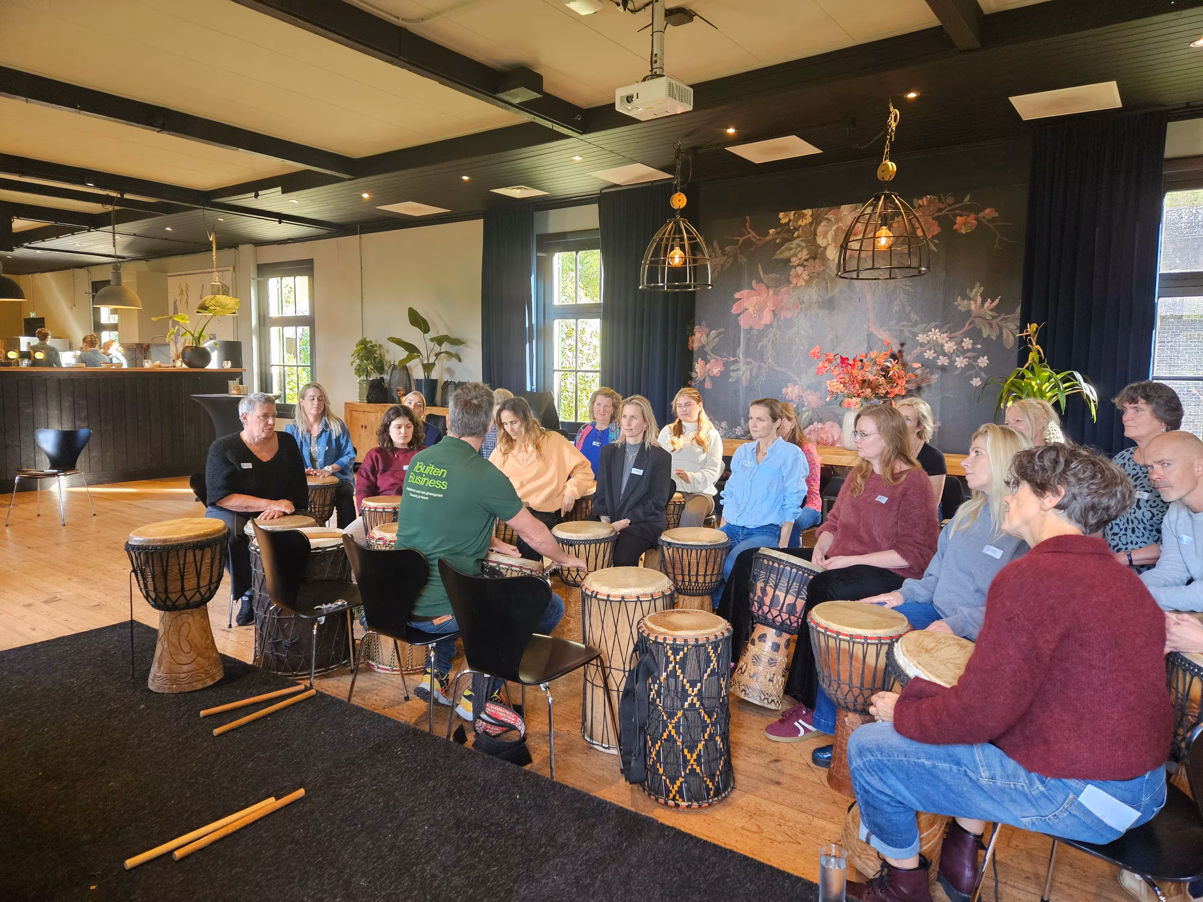De BuitenEvents instructeur zit voor de groep en geeft uitleg over de instrumenten