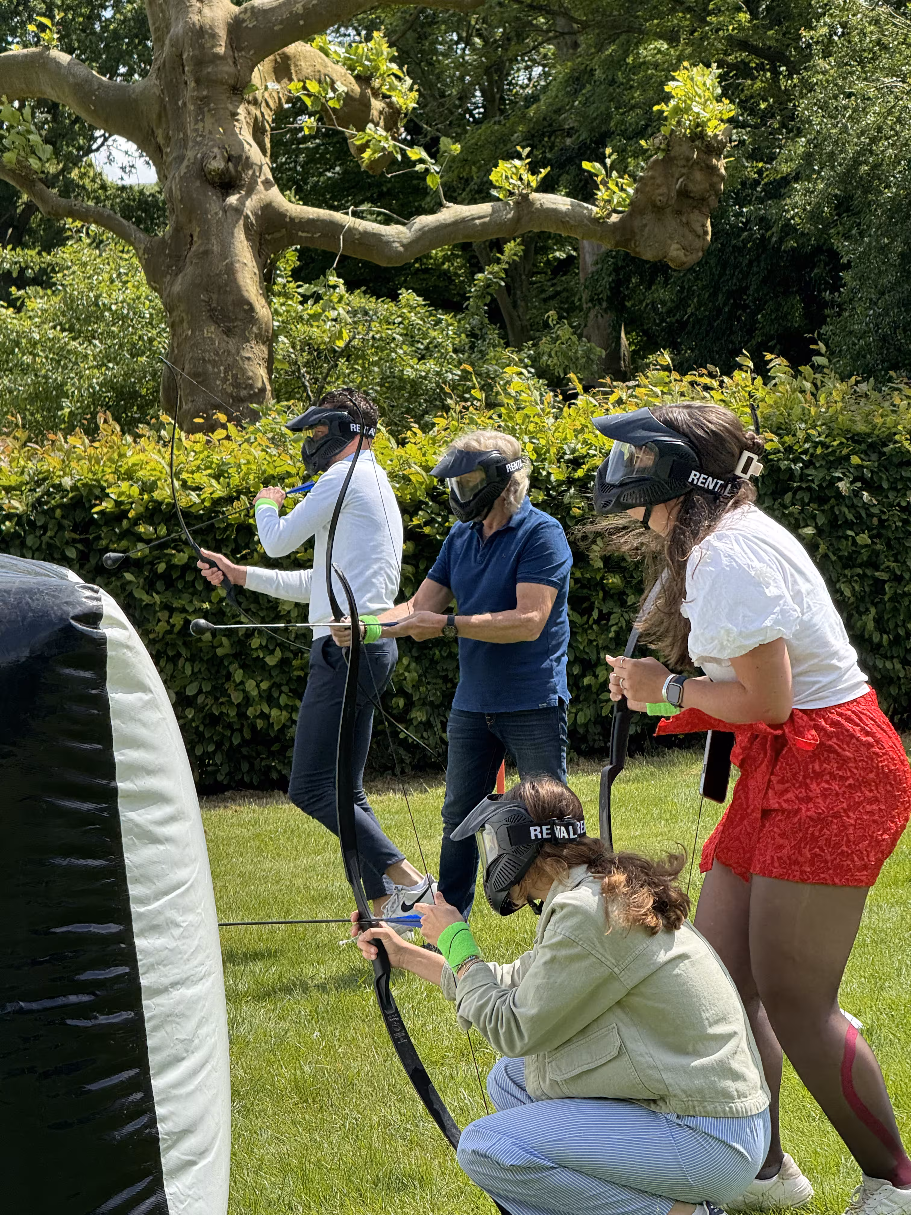 Tijdens de Archery Tag workshop schuilen de deelnemers achter de opblaasbare objecten