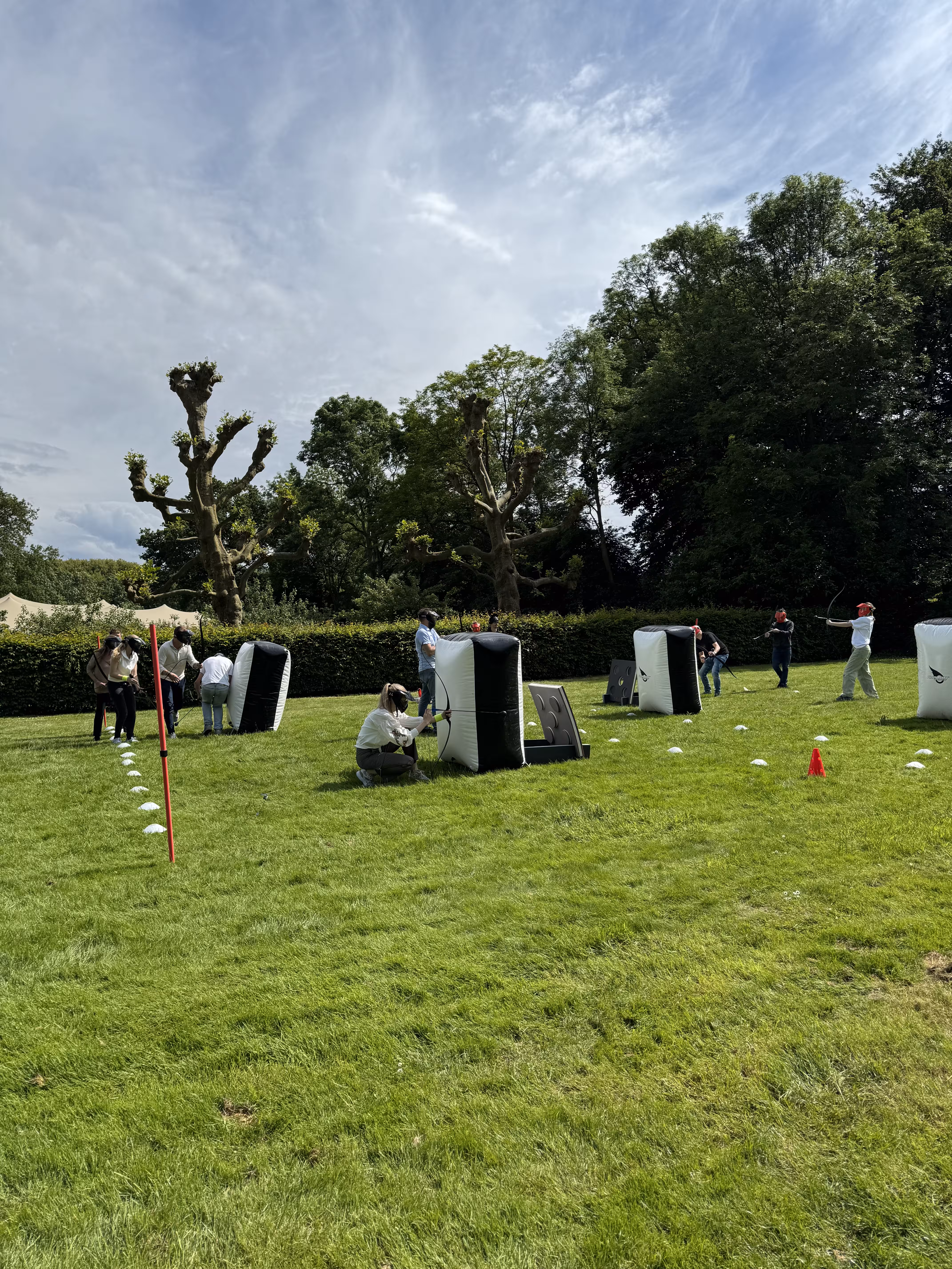 Twee teams schieten met pijl en boog tegen elkaar tijden de archery tag workshop