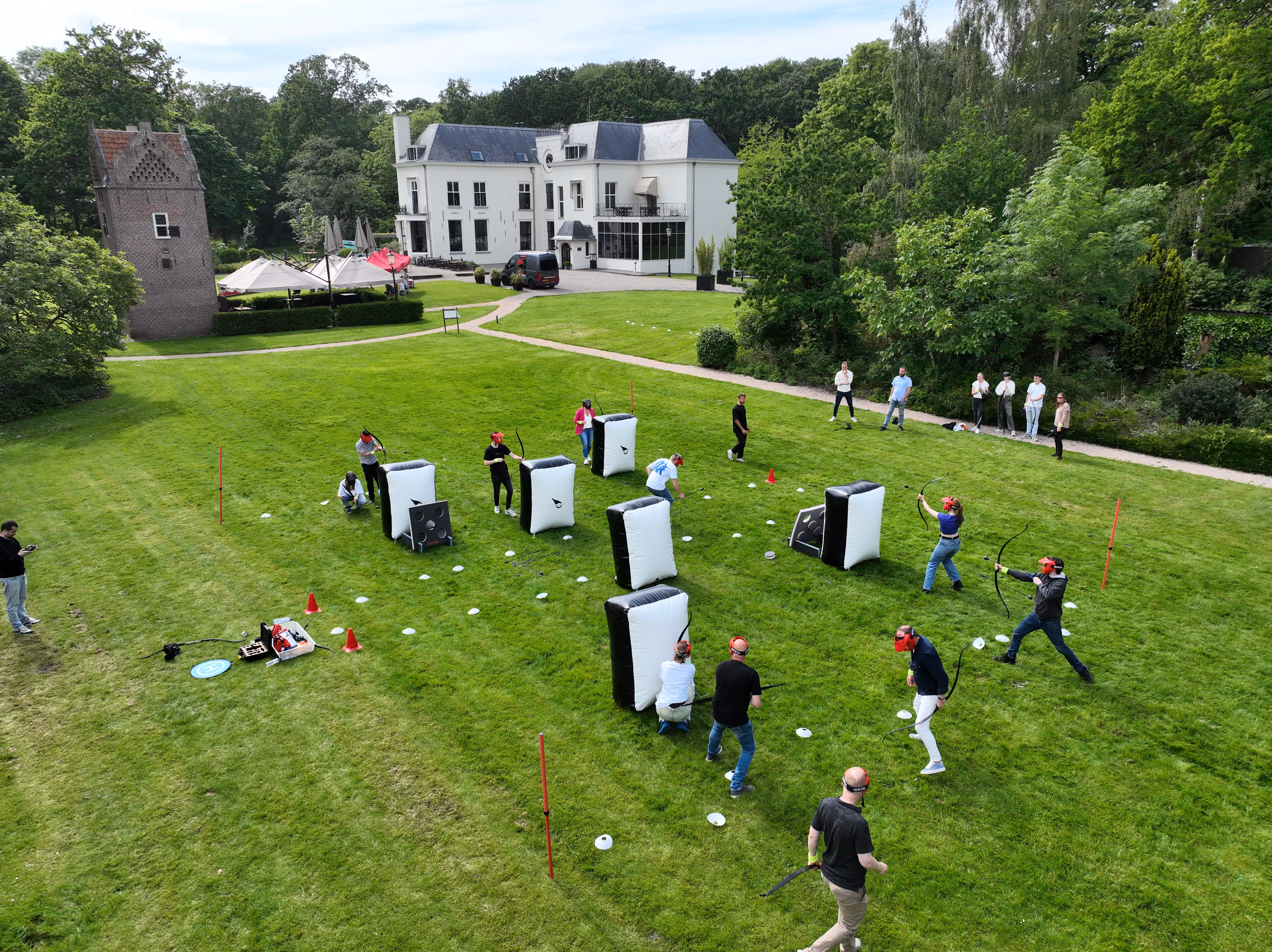 Op het buitenterrein van Landgoed te Werve in Rijswijk verzorgt BuitenEvents een Archery Workshop