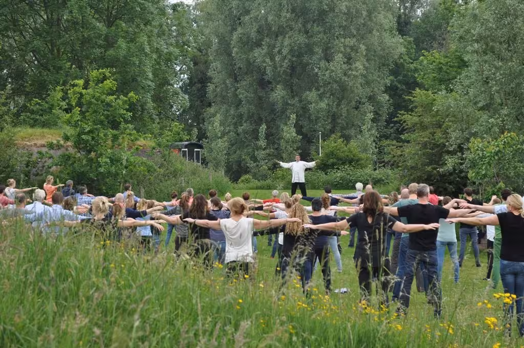 De Tai Chi instructeur staat voor de groep die hem na doen