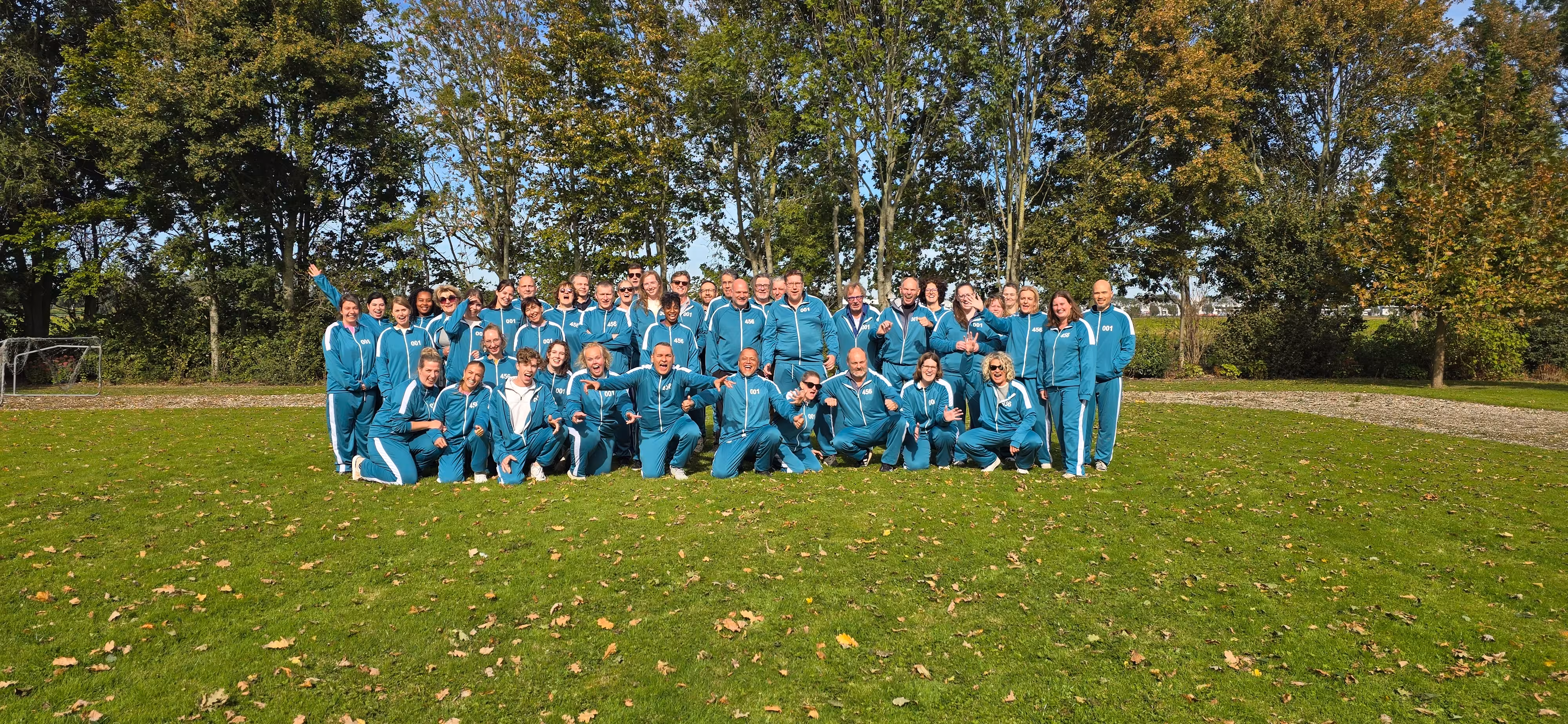 Na afloop van de Squid Game staan de deelnemers bij elkaar in dezelfde blauwe outfit