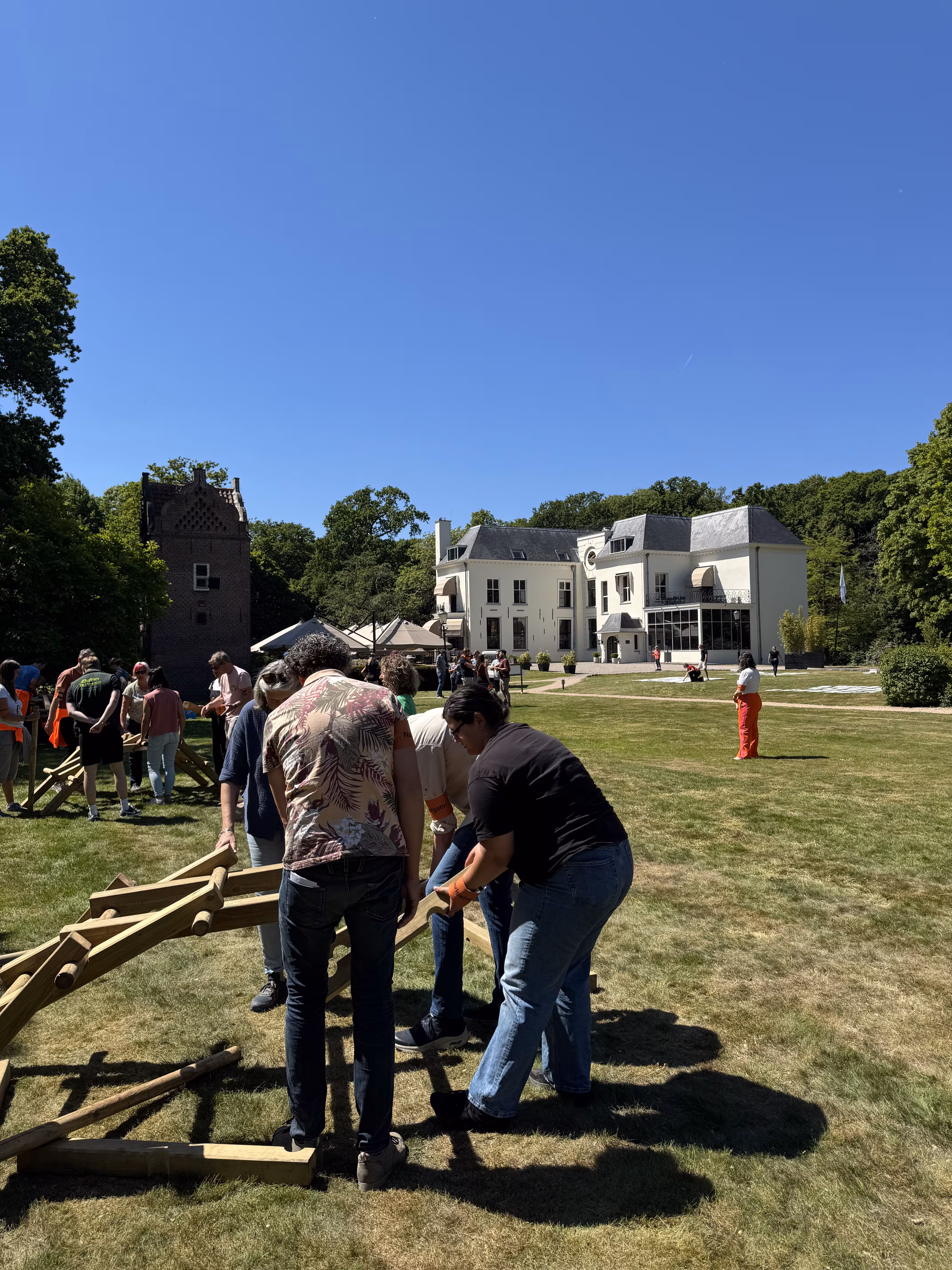 Op het buitenterrein van Landgoed Te Werve wordt een brug gebouwd van houten balken