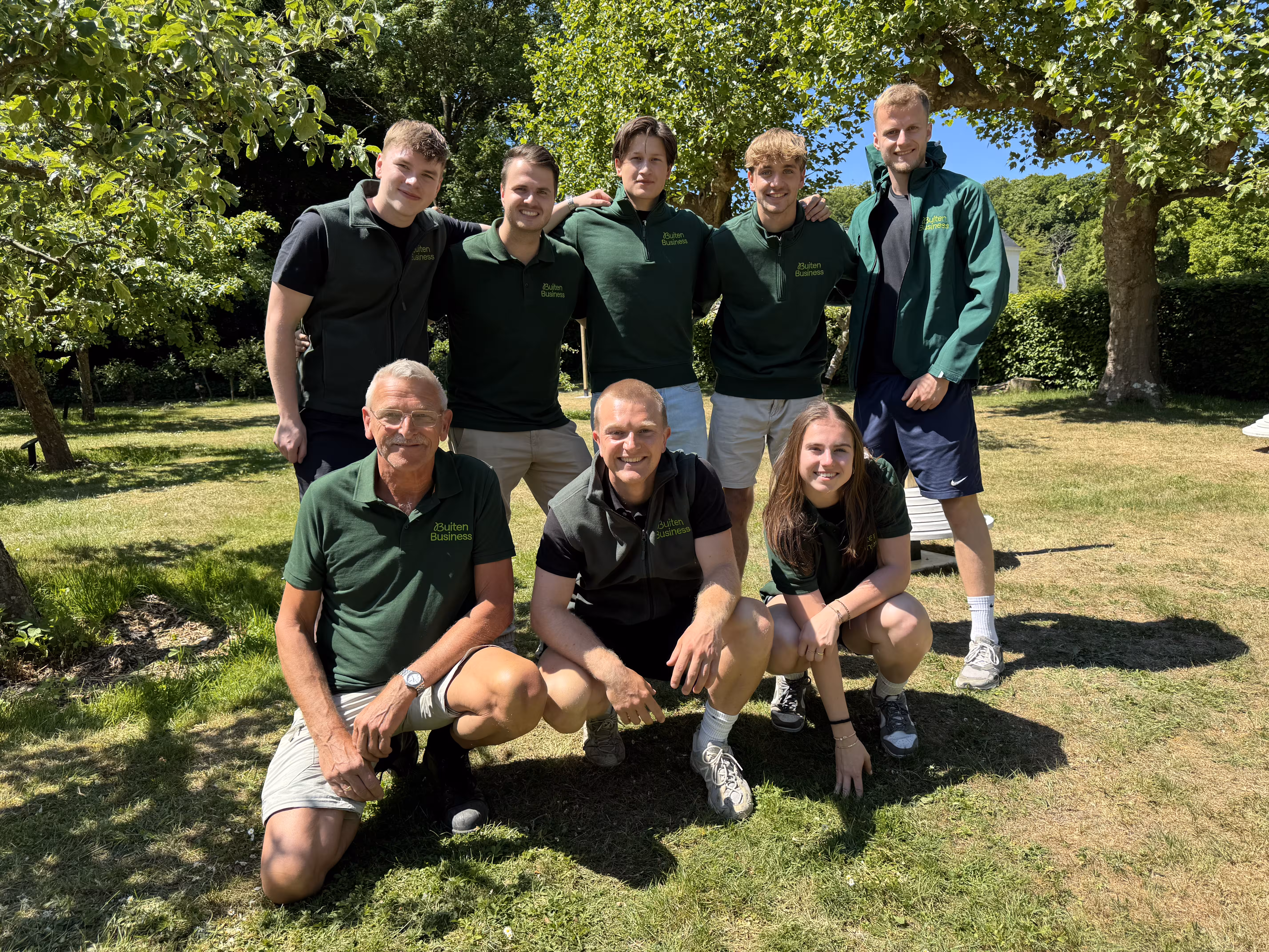 De BuitenEvents instructeurs staan bij elkaar en zijn klaar om een workshop outdoor teamwork te verzorgen