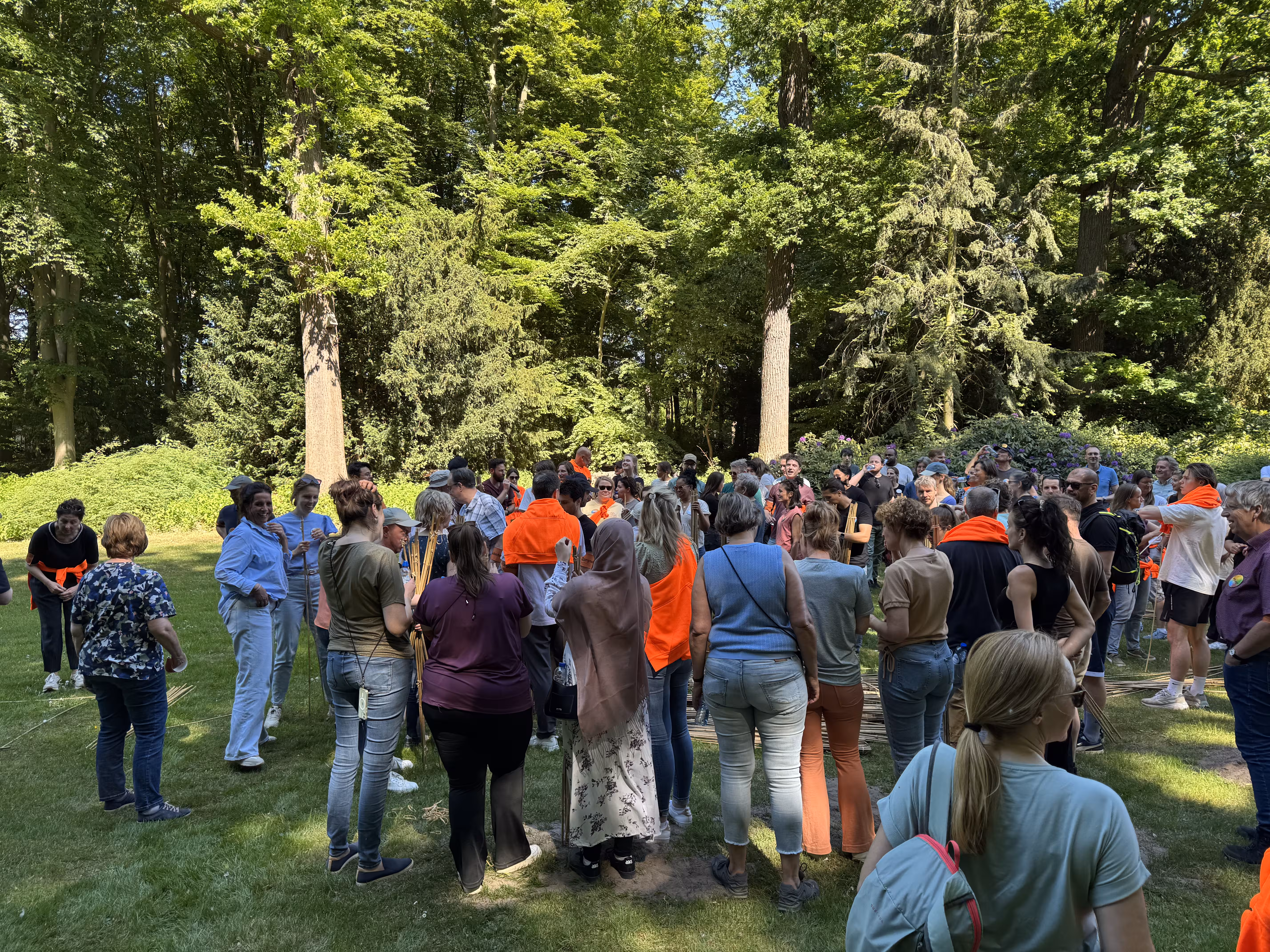 Een groep mensen staan bij elkaar tijdens de Outdoor Teamwork