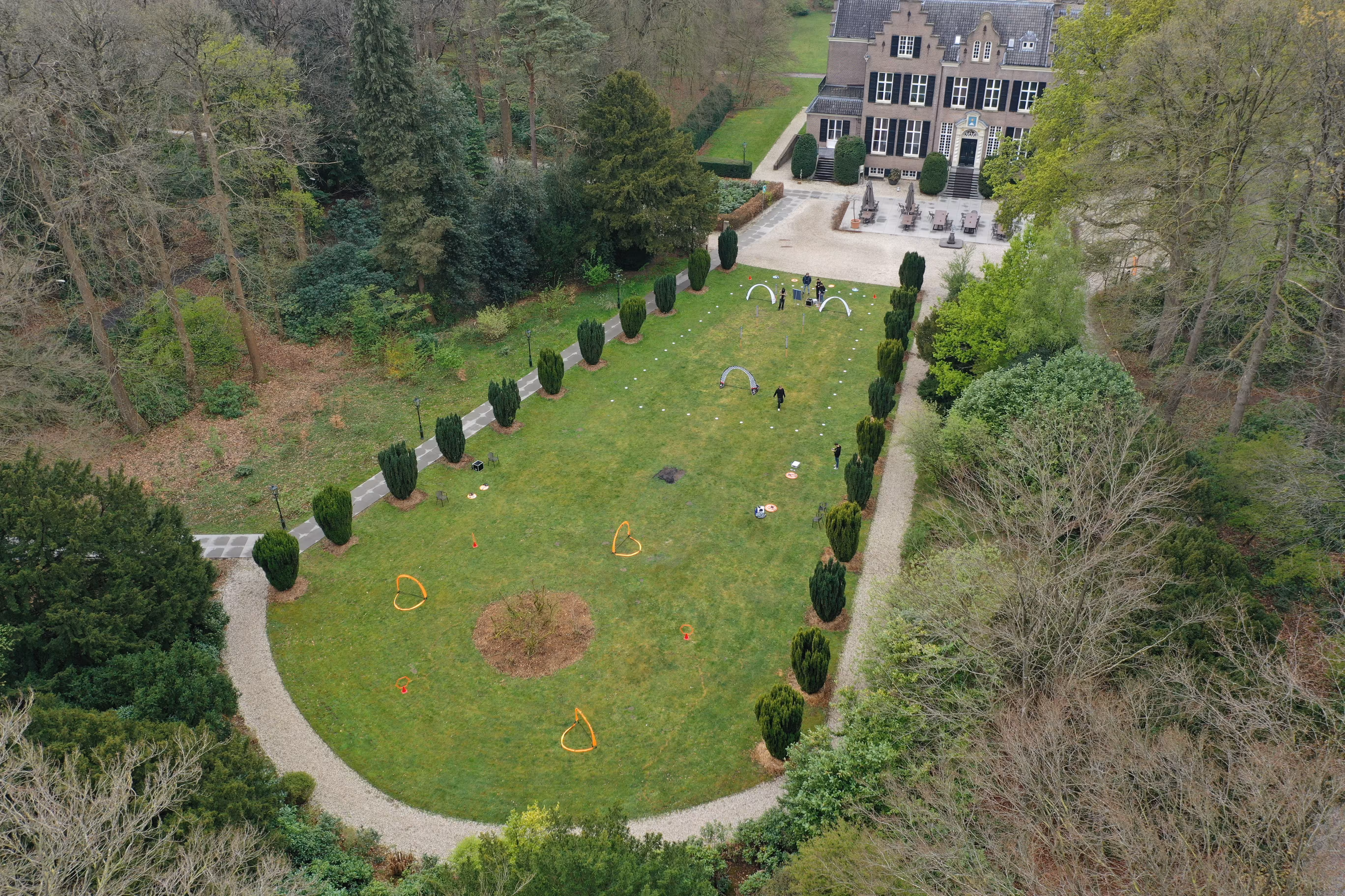 Drone workshop op het grasveld bij Landgoed Zonheuvel verzorgd door BuitenEvents