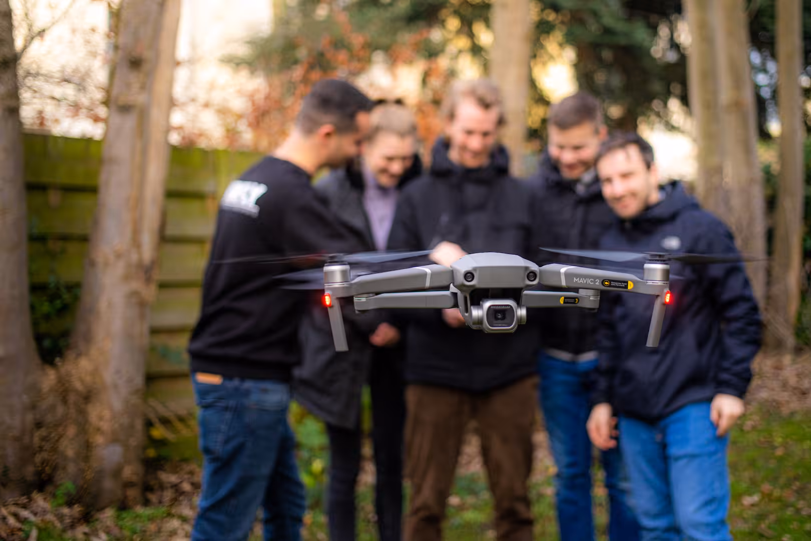Drone in de lucht terwijl deelnemers deze besturen met een controller