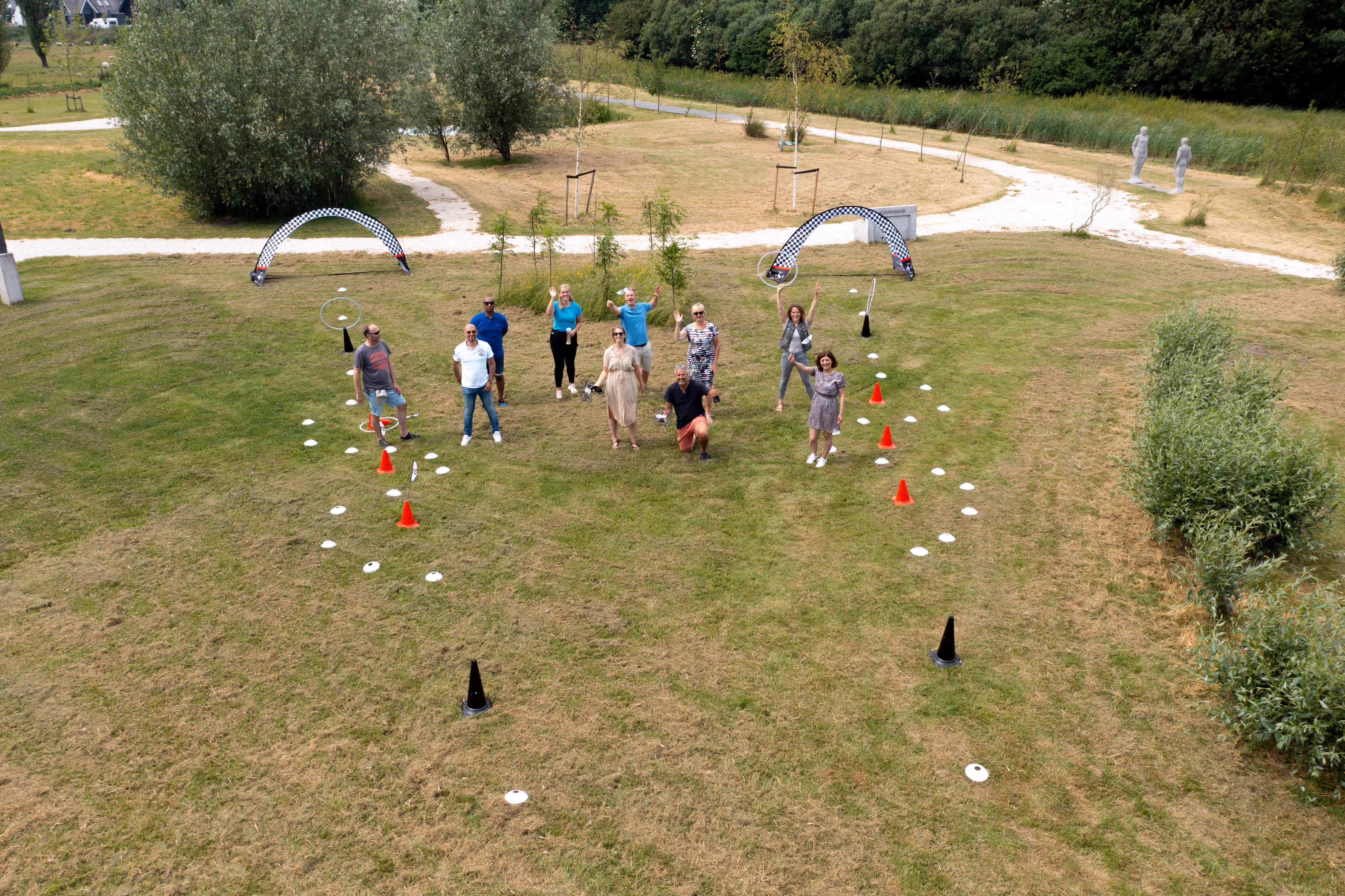 Een groep deelnemers hebben succesvol deelgenomen aan een workshop drone vliegen