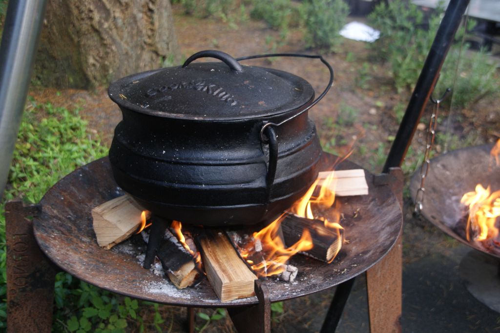 Back to Basic buiten koken met een gietijzeren pan op een vuur