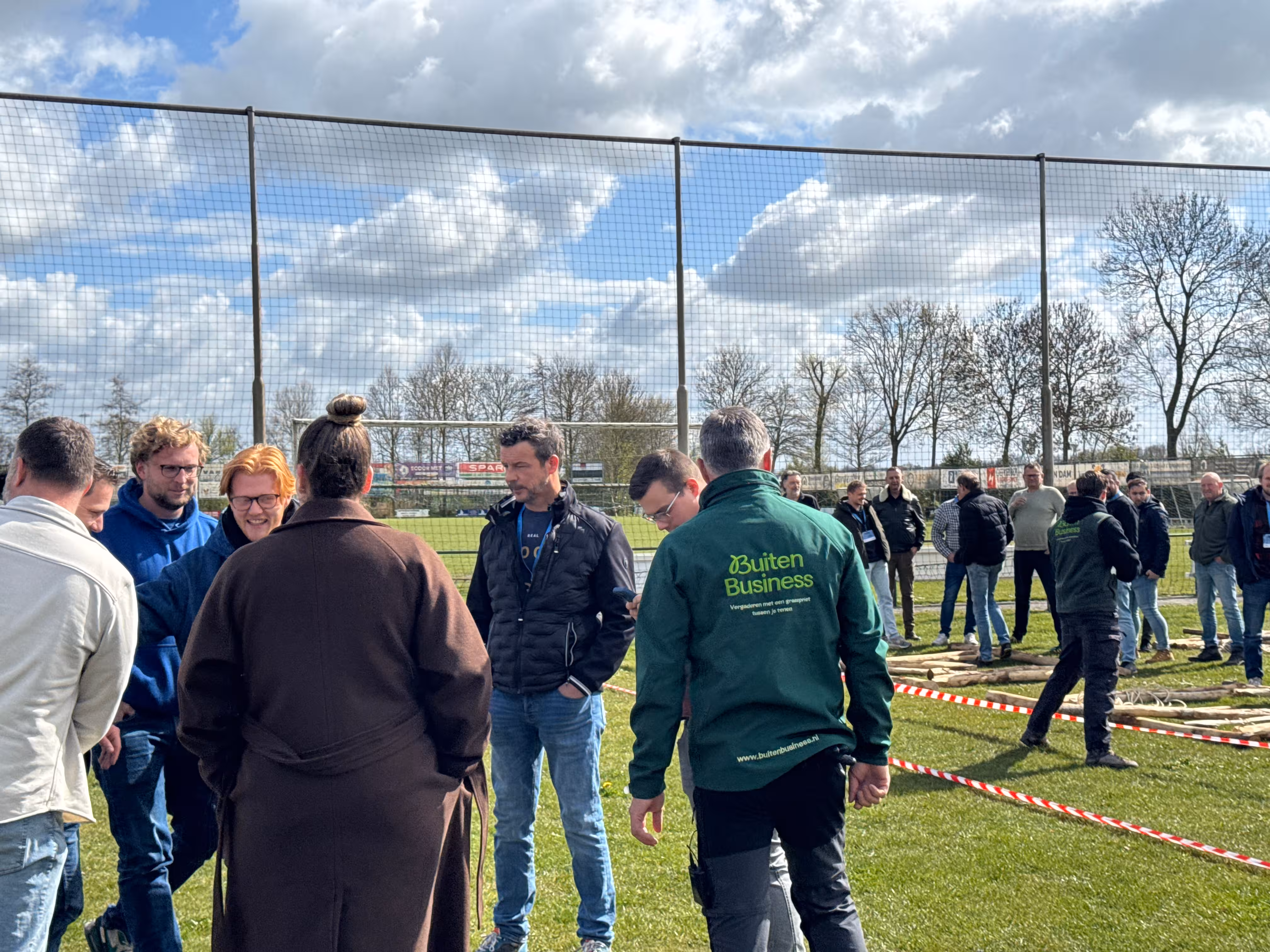 De BuitenEvents instructeur geeft uitleg aan de groep tijdens de workshop katapult bouwen
