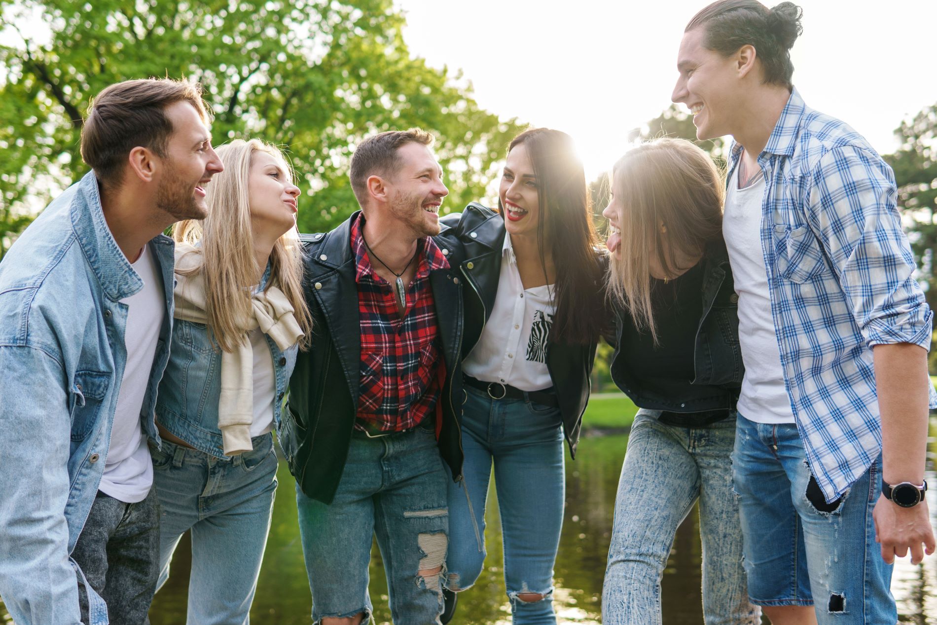 Groep mensen tijdens bedrijfsuitje zorgt echt voor verbinding