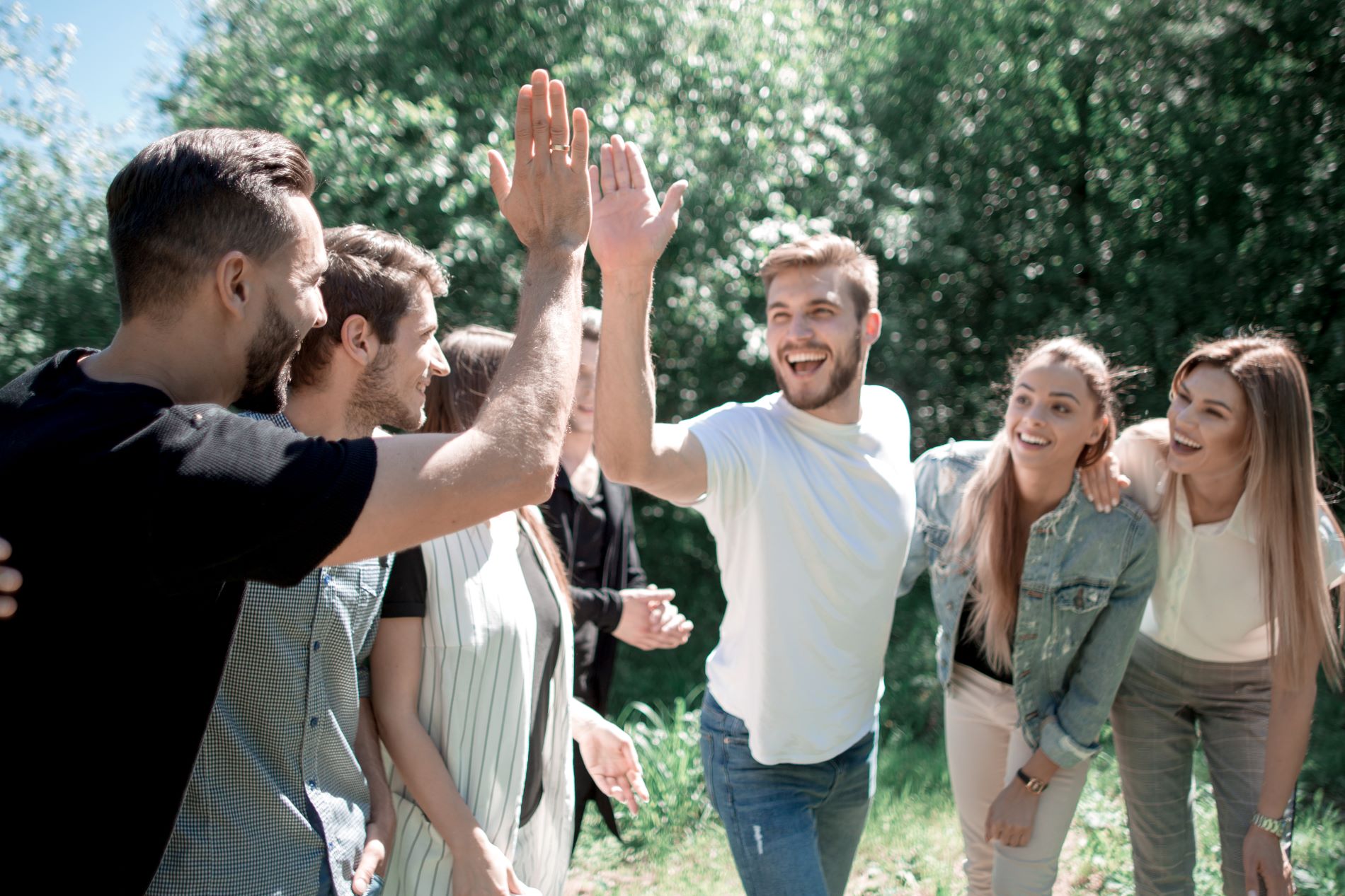 Groep blije mensen tijdens een teamactiviteit van BuitenEvents die zorgt voor impact