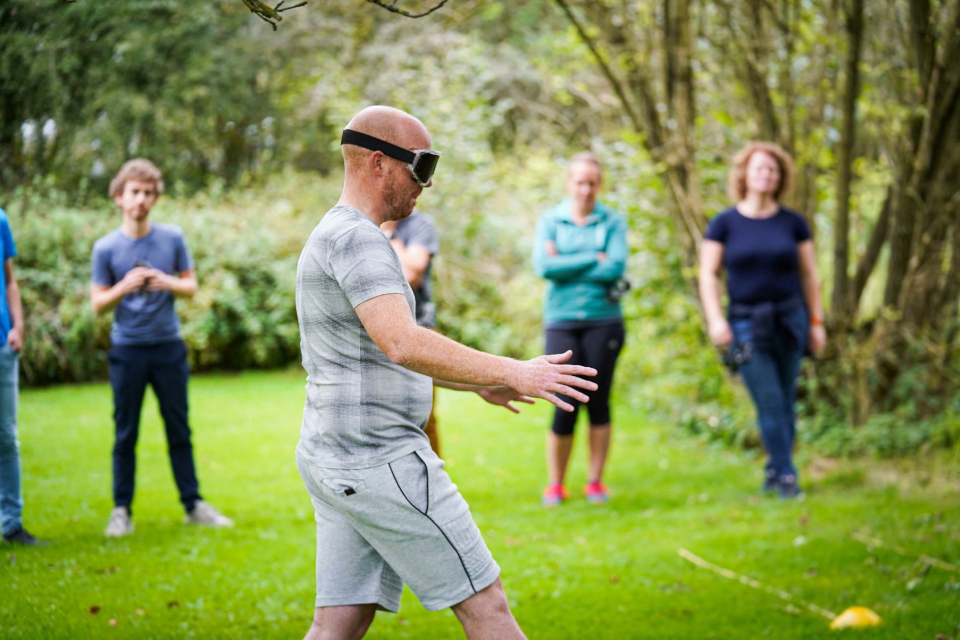 Man vervoert geblinddoekt een item tijdens de Alleskunner Teambuilding door BuitenEvents