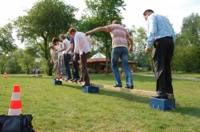 Groep mensen loopt over een zelfgebouwde brug rivier tijdens Alleskunner Teambuilding door BuitenEvents