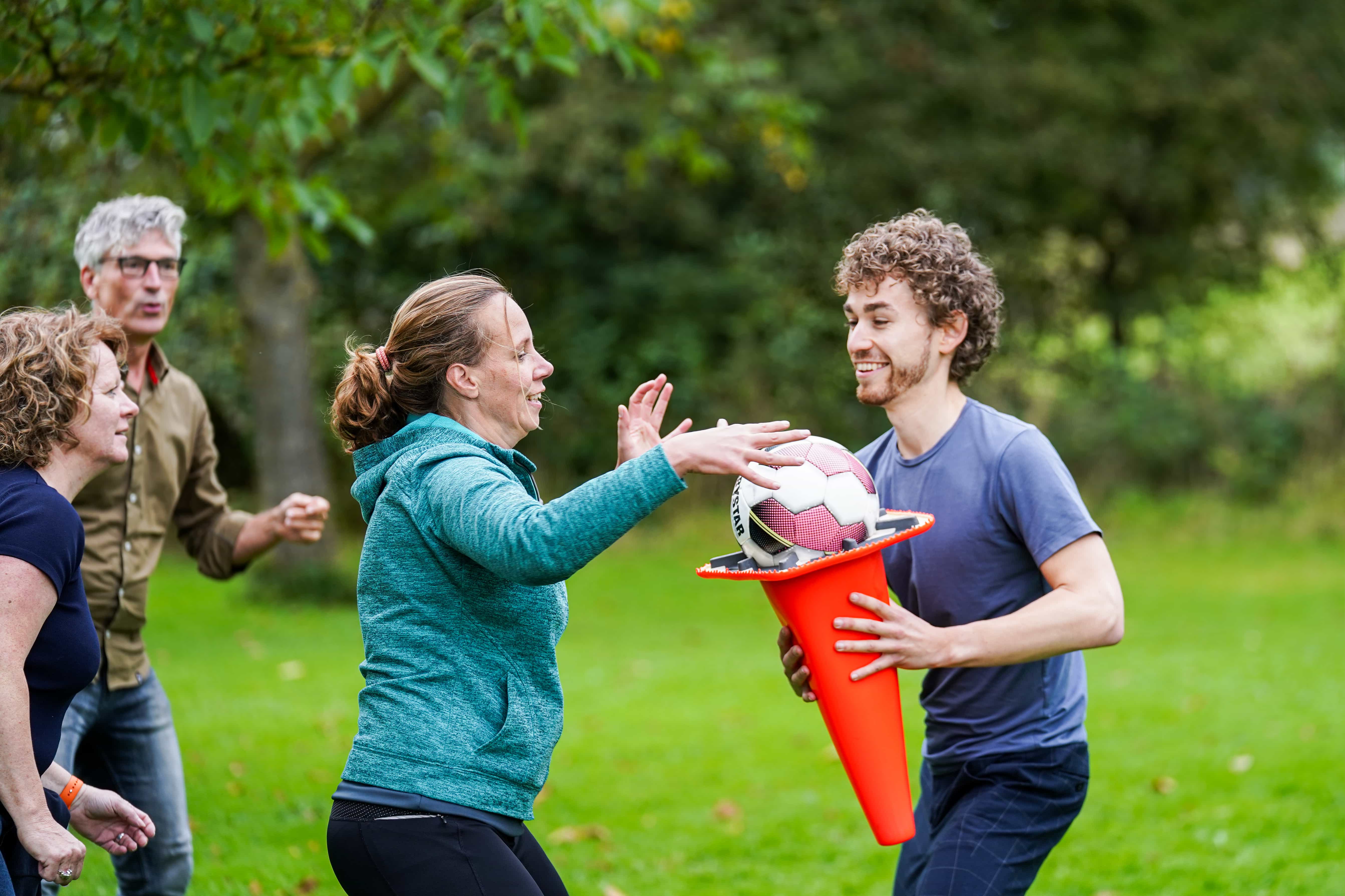 Twee mensen met bal en pion tijdens Alleskunner Teambuilding door BuitenEvents