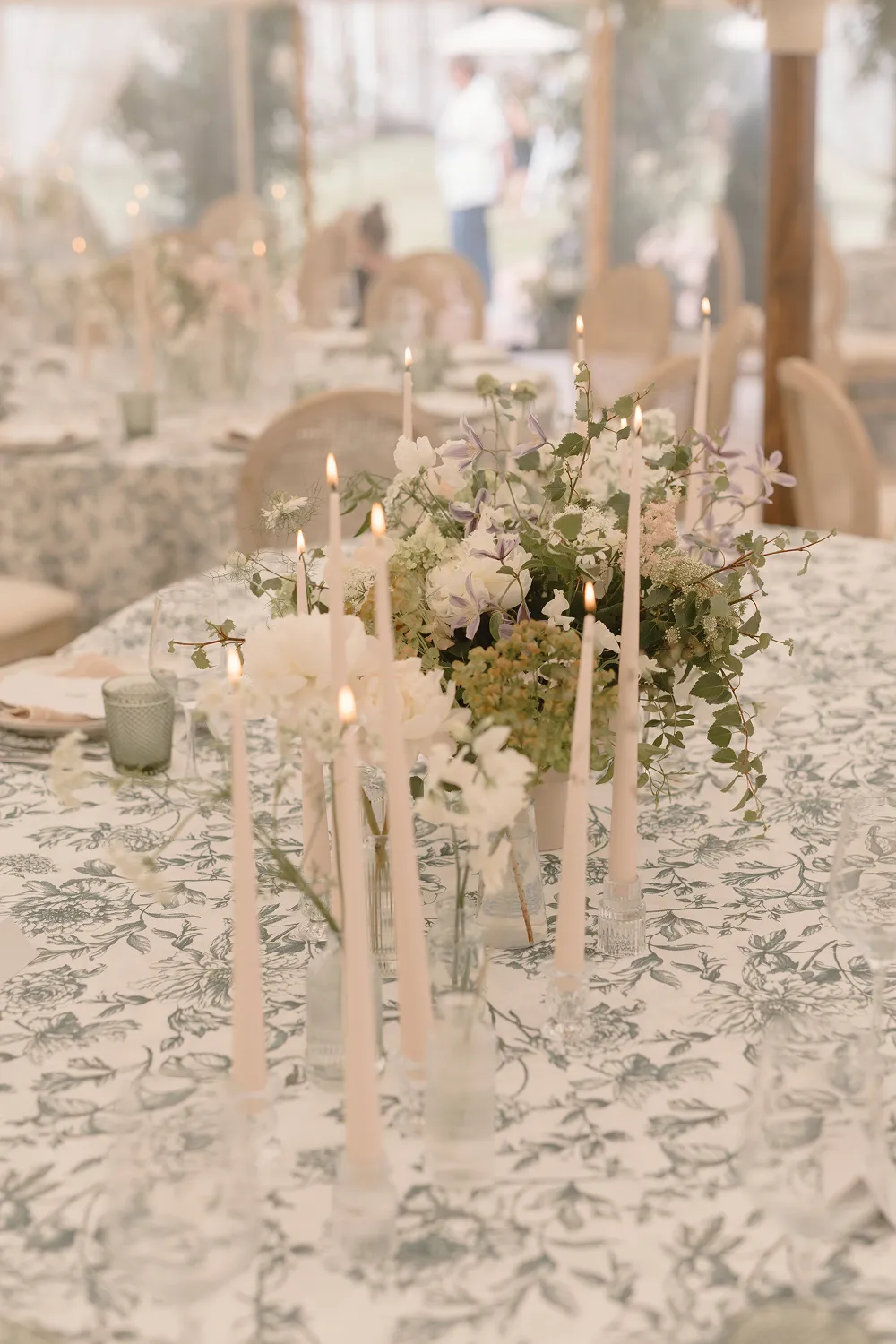 wedding table decoration with flowers and candles