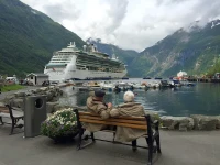 rentner sitzen in der nähe eines schiffs