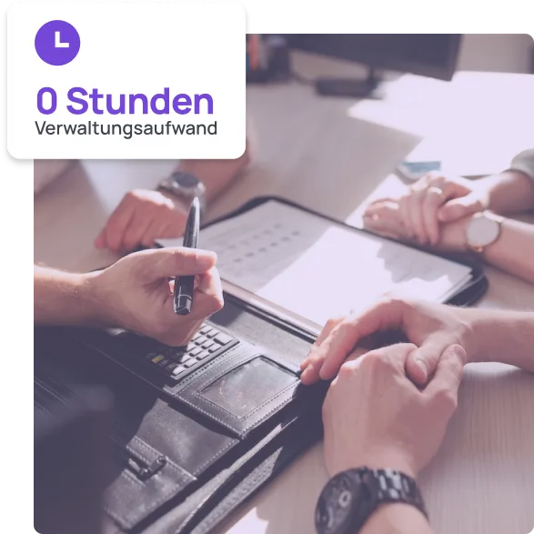 0 Stunden Verwaltungsaufwand für HR. Auf dem Bild sind mehrere Hände auf einem Schreibtisch zu sehen. Außerdem ein Block und ein Taschenrechner.