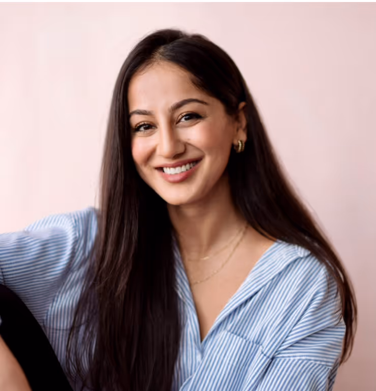 amruta vyas headshot