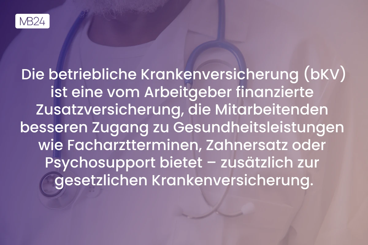Definition der betrieblichen Krankenversicherung. Im Hintergrund ist ein weißer Kittel sichtbar, der auf einen Arzt anspielt.