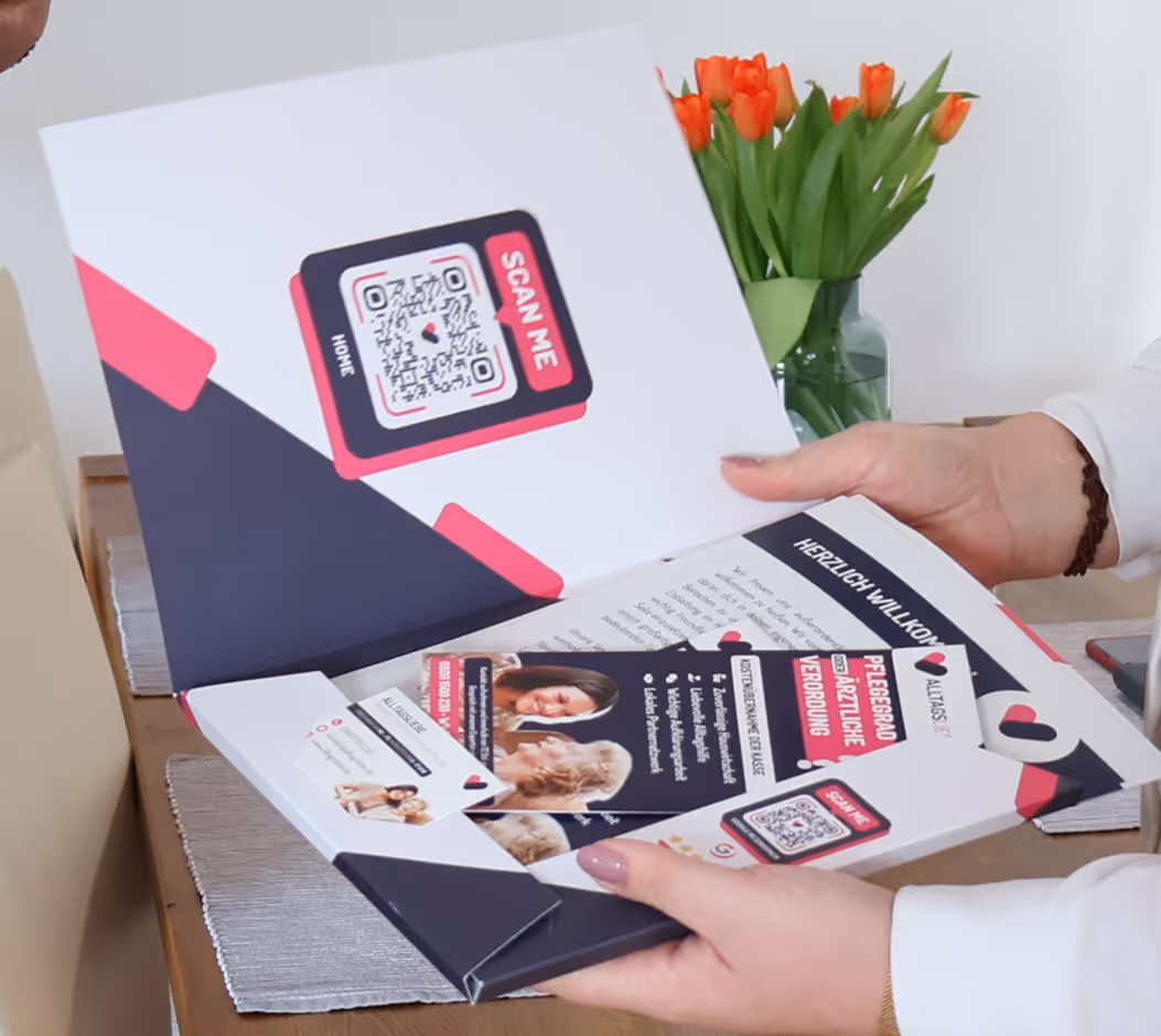 Person hält eine Alltagsliebe-Kundenmappe mit Dokumenten und einem Infoflyer in der Hand