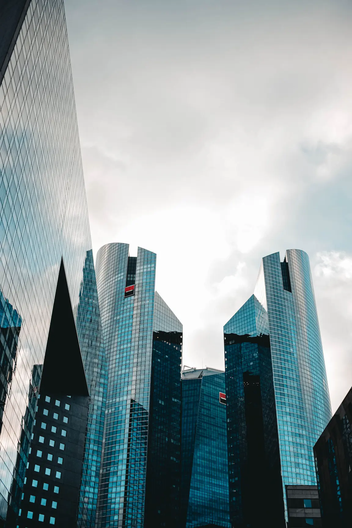 Tours de la Société Générale à La Défense avec un ciel gris