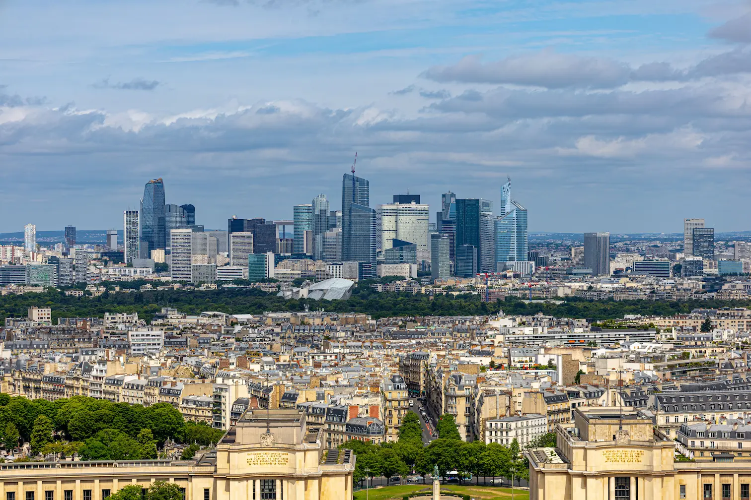 Vue aérienne de la ligne d'horizon de La Défense à Paris