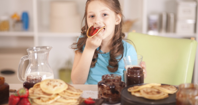 وجبة سحور لطلفة مع مؤسسة بناتي