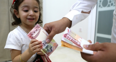 عدية لطفلة مع مؤسسة بناتي