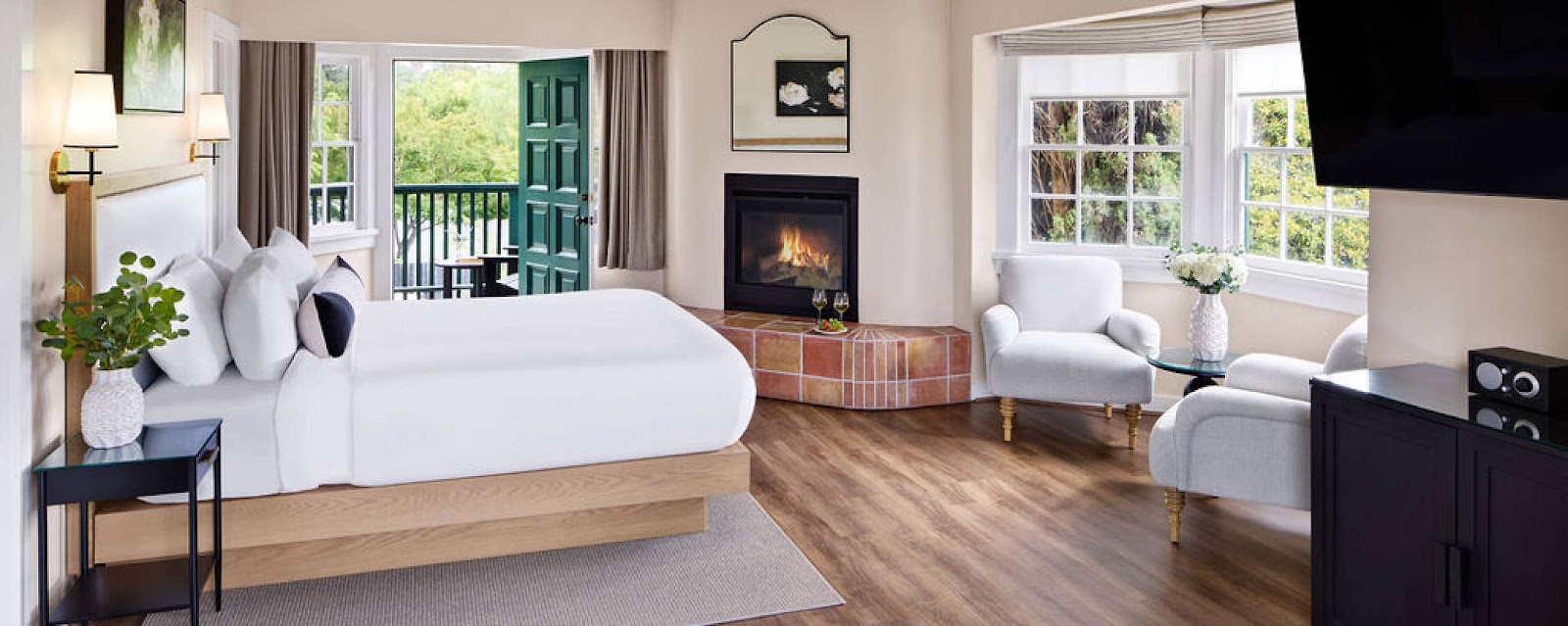 Maison Fleurie in Yountville: hotel room with balcony and fireplace