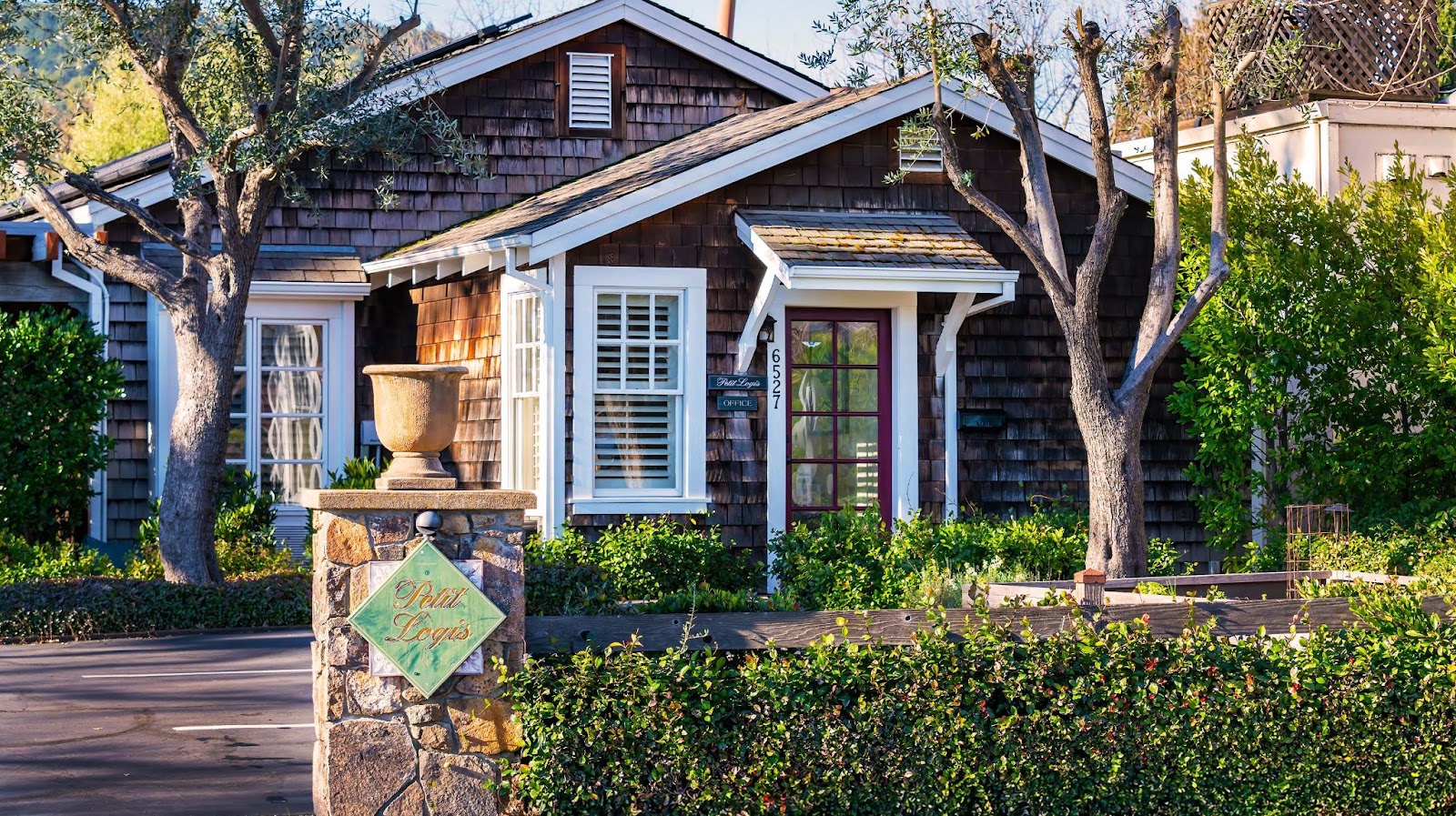 Petit Logis Inn Yountville front entrance and driveway
