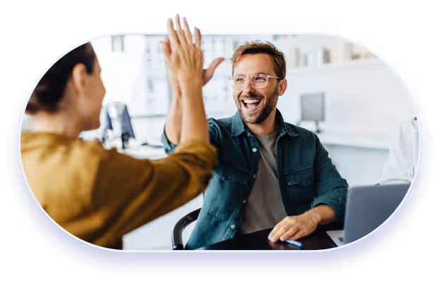 Zwei junge und jubelnde Office-Arbeiter