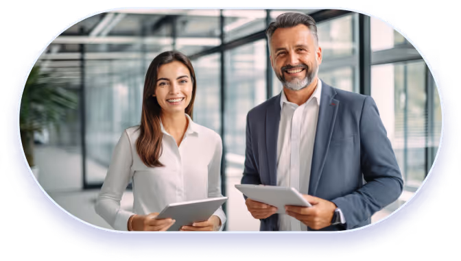 Zwei freundliche Office-Mitarbeiter