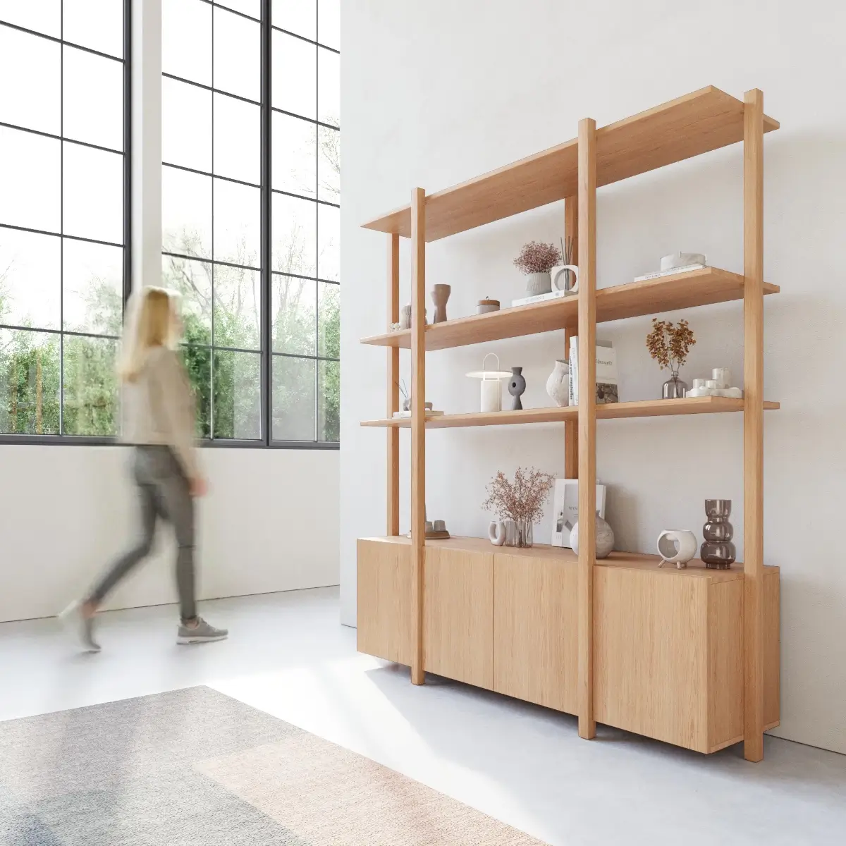 Fotorealistische 3D product visualisatie van de grote Sento wandkast in licht eiken geplaatst in een modern, licht interieur met grote ramen.
