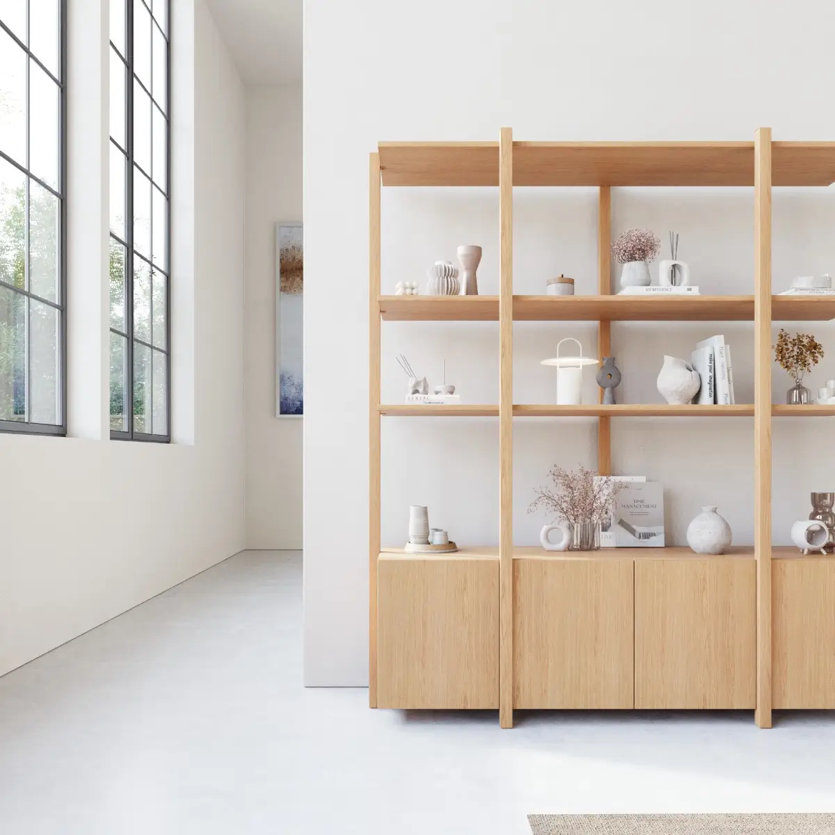 Recht vooraanzicht van de Studio À La Part Sento houten wandkast in eikenhout, sfeervol gestyled met boeken en vazen in een lichte design ruimte.