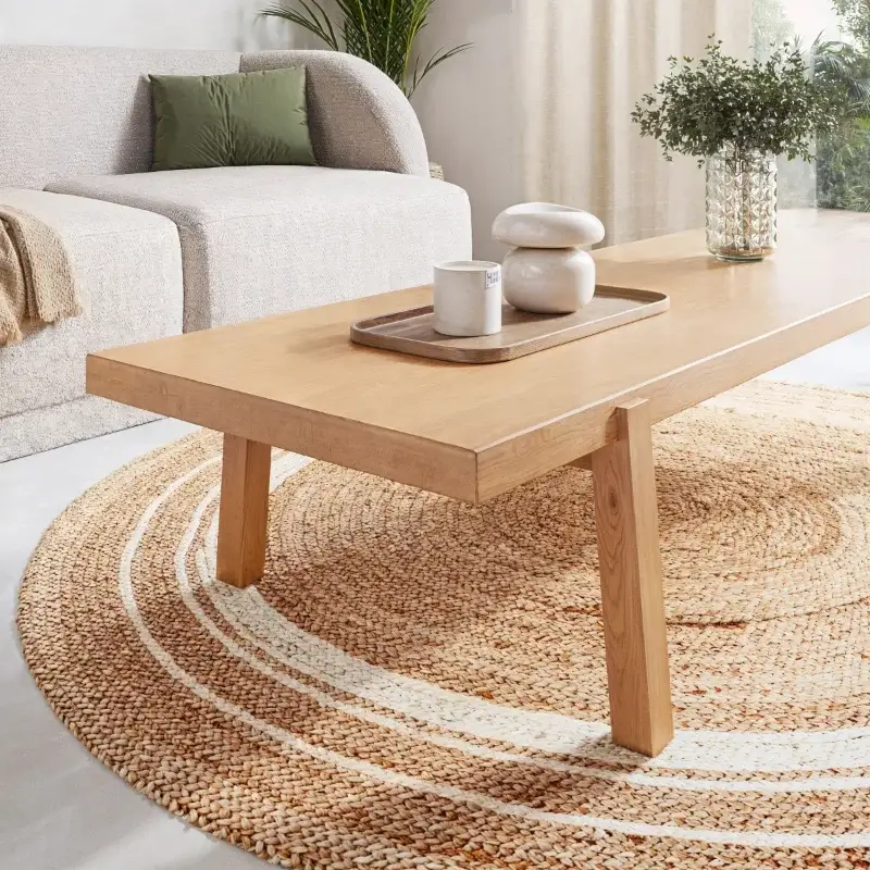 Hoogwaardige 3D-productvisualisatie van de houten 5 Graden salontafel van Studio à la Part, gedecoreerd met minimalistische vazen en een groene kamerplant.