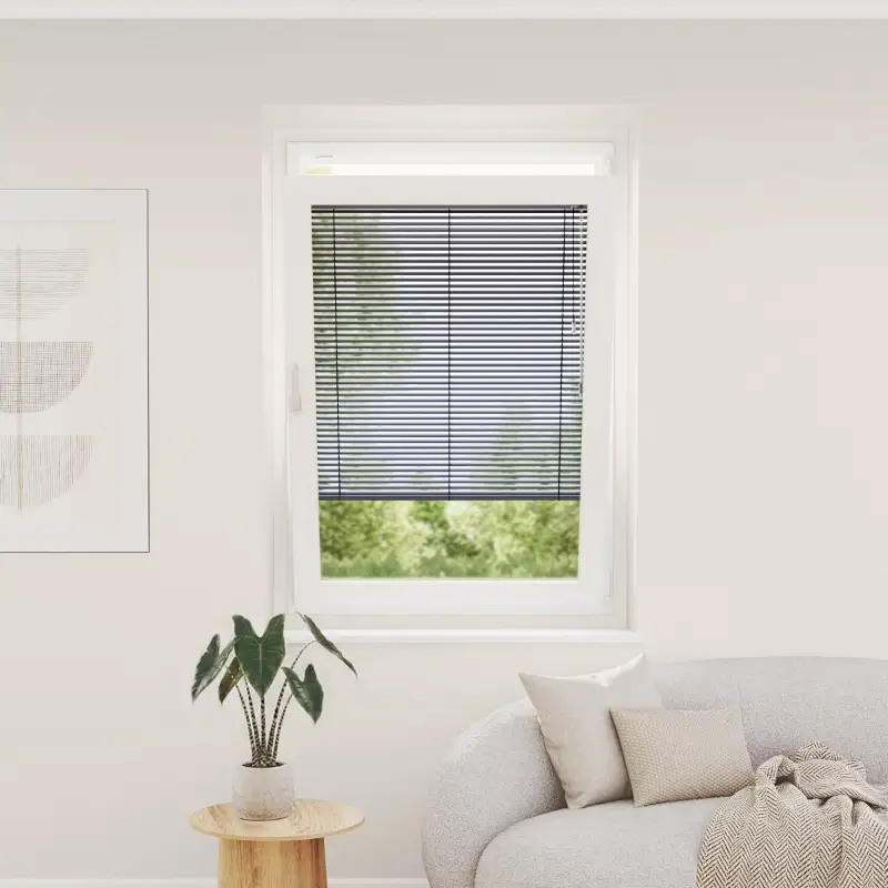 Sfeervolle 3D-lifestyle render van een CNO jaloezie in een aluminium frame, gemonteerd op een kunststof draaikiepraam in een modern interieur.