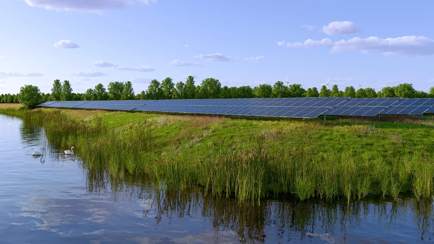 Fotorealistische 3D-visualisatie van de landschappelijke inpassing van zonneweide Gezande Baan in Heusden, met zonnepanelen langs de waterkant in opdracht van SENS.
