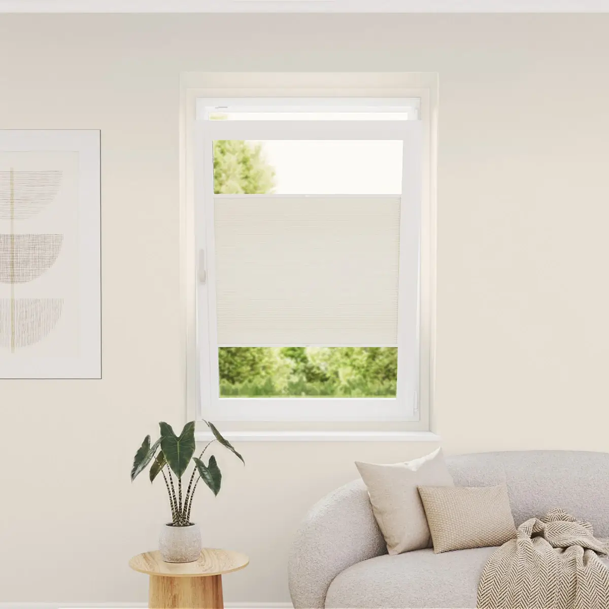 Interieur visualisatie van een CNO plisségordijn met crème stof en wit frame bij het raam.