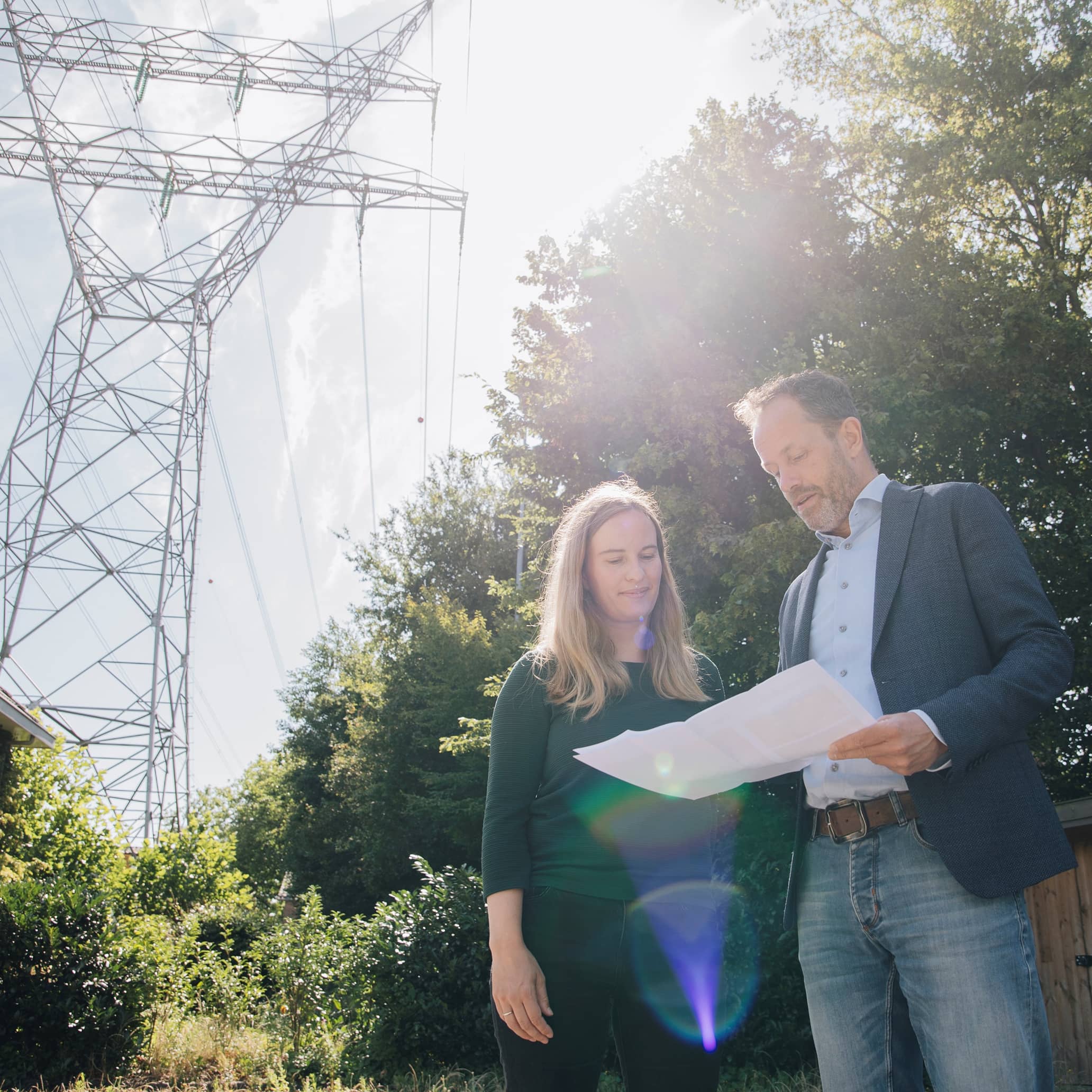 Opdrachtgever in gesprek met medewerker gebiedsontwikkeling