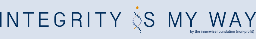 Schriftzug 'Integrity is my way' mit stilisiertem Molekül-Logo der innerwise Stiftung.