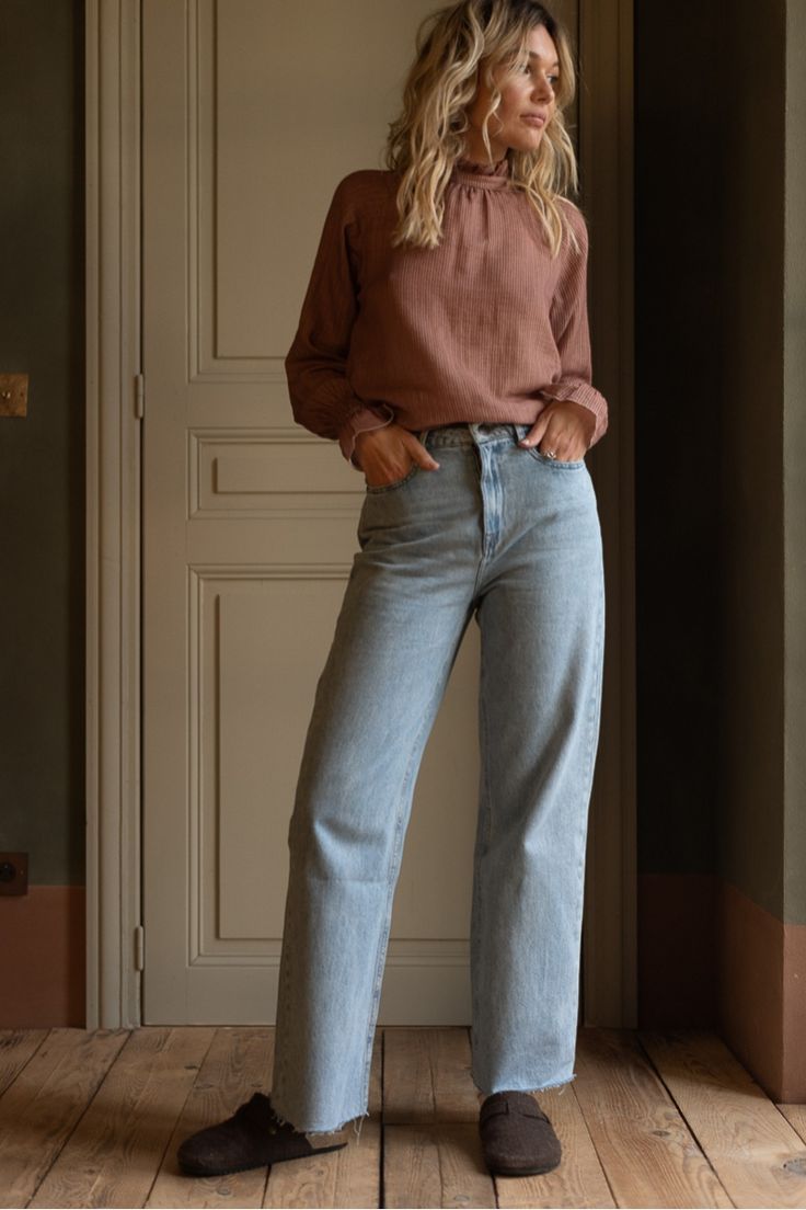 jeans droit et petite chemise en coton
