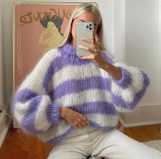 gros pull à rayure violette et blanche