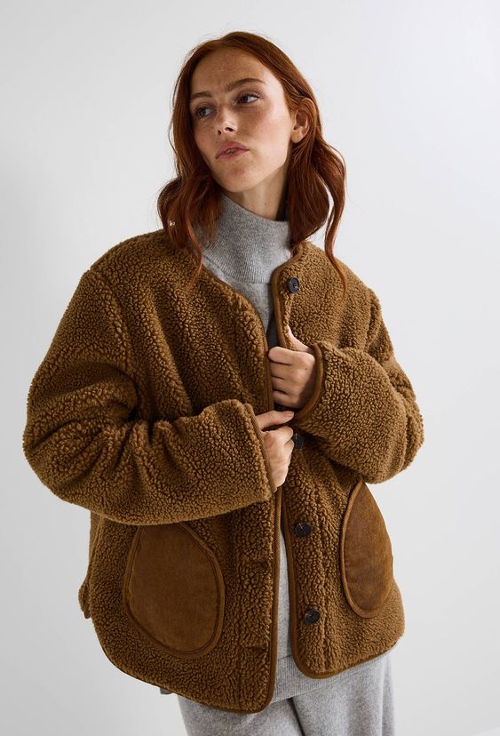 veste moumoute marron avec pull col roulé
