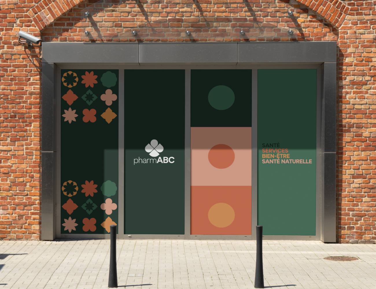 Façade de pharmacie avec logo pharmABC, motifs géométriques colorés et texte santé, services, bien-être, santé naturelle.