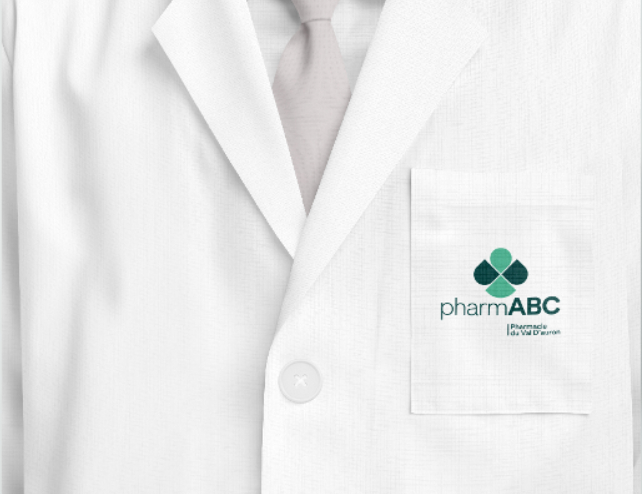 Blouse blanche de pharmacien avec logo pharmABC sur la poche.