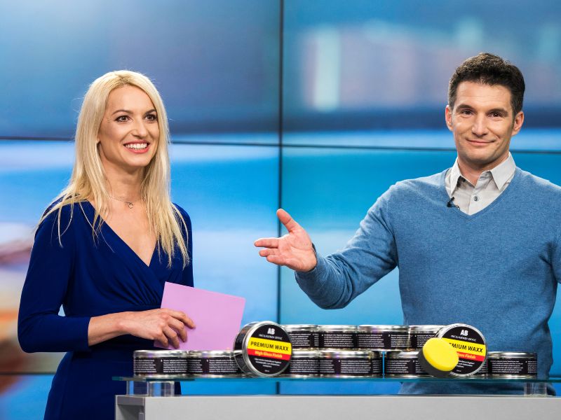 2 presentatoren die producten laten zien