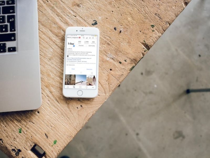 Een telefoon waarop een Instagram-bio te zien is