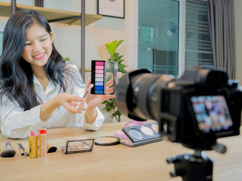 Een ondernemer die aan social shopping doet