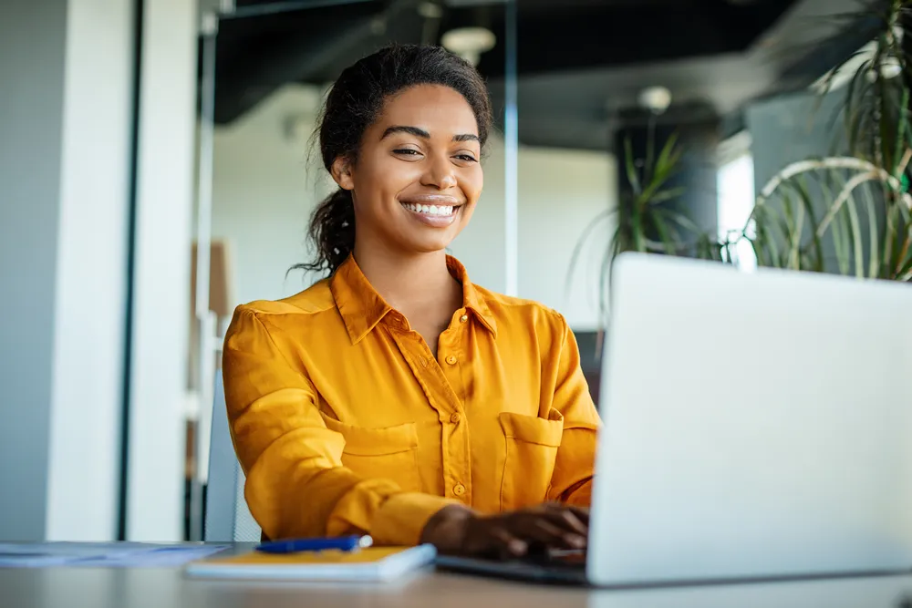 Contractor messaging a potential teaming partner online